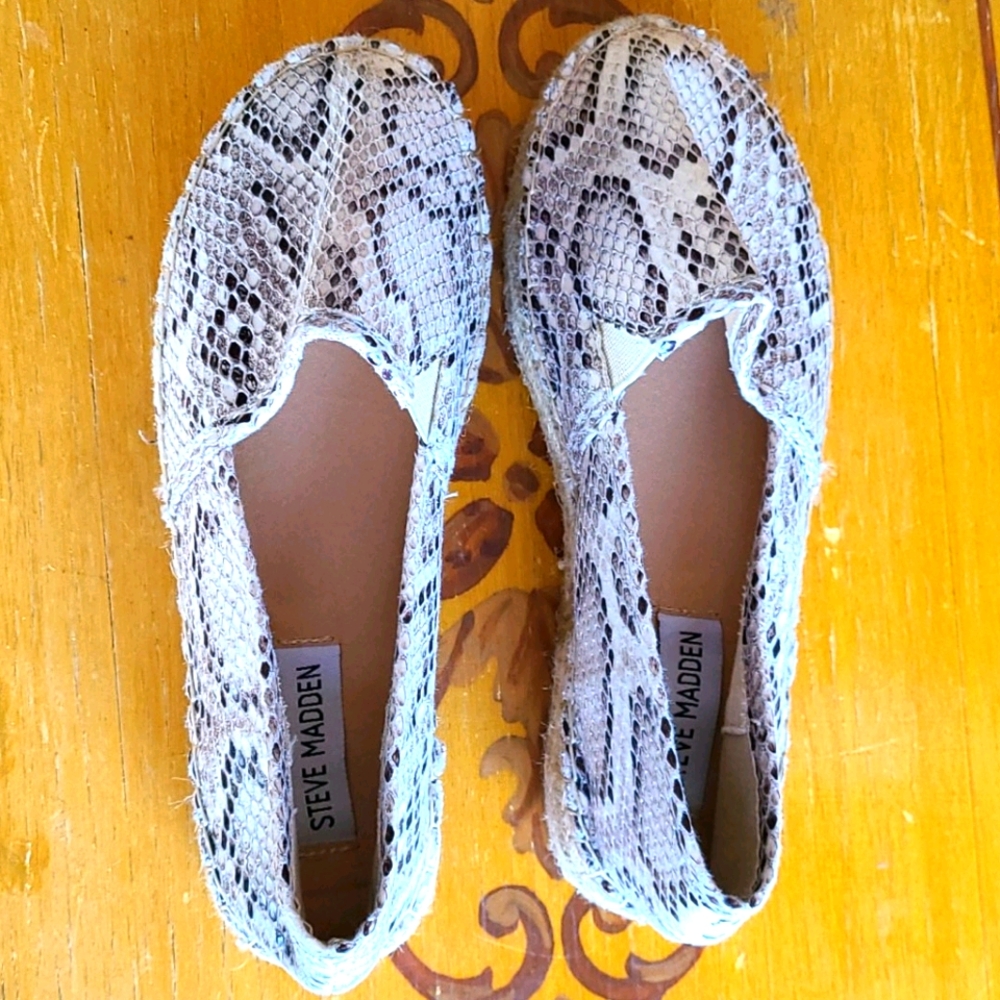STEVE MADDEN... Snake skin looking WEDGES
